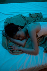Arjun ki chaal powder to treat insomnia ( A woman lying on bed)