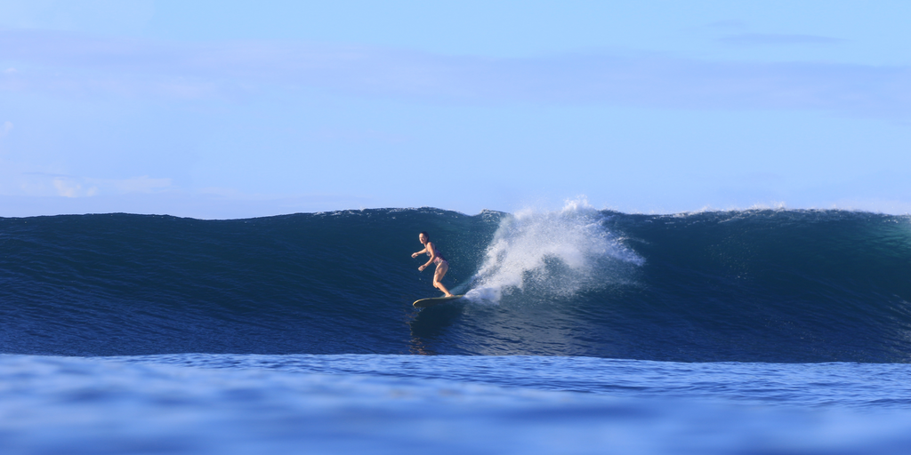 longboarding surfing in El Salvador