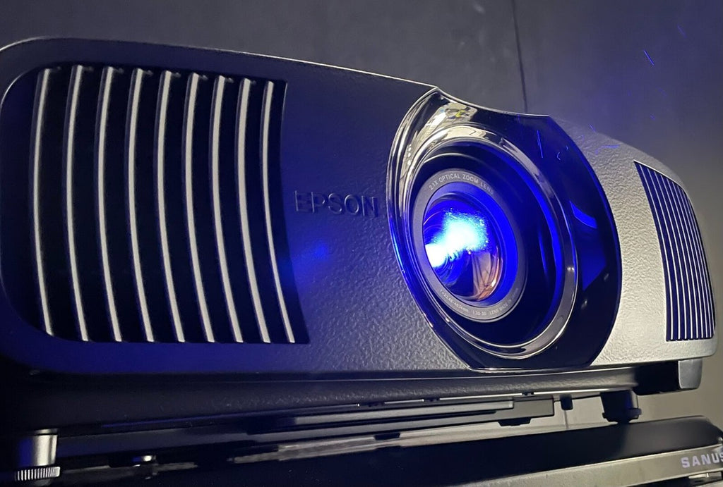 Sony annuncia il suo primo proiettore Laser 4K, per sostituire TV e display  (video) 