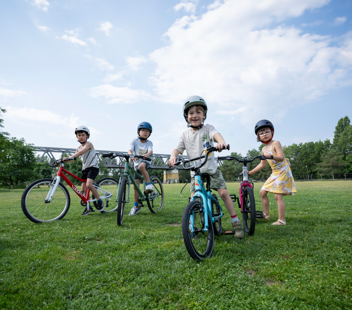 Kinder auf Kinderfahrrädern