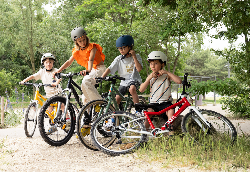 Eine Gruppe von Kindern mit Fahrrädern im Park