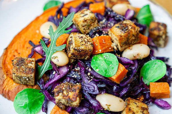 Lauwarmer Rotkohlsalat mit Kräutertofu