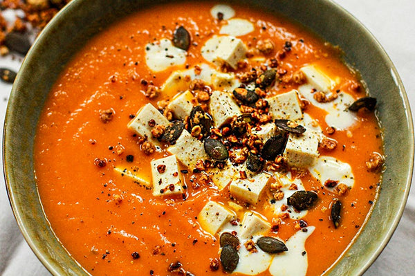 Fruchtige Möhrensuppe mit Ingwer-Tofu & Miso-Granola