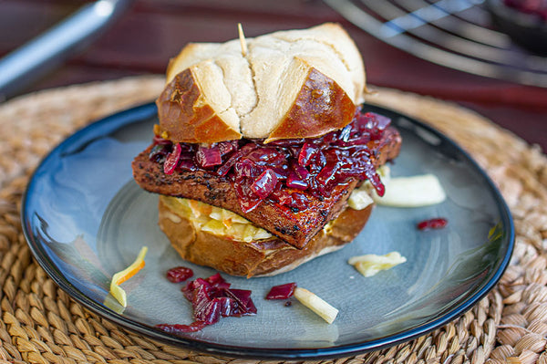 Tofu Leberkäse vegan  im Laugenbrötchen 