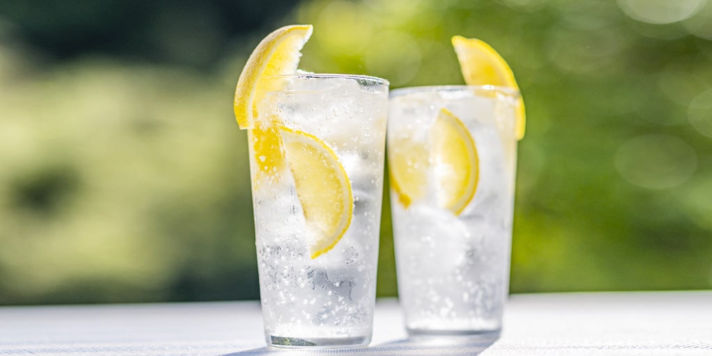 2-glasses-of-soda-with-lemon-wedges