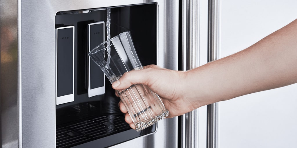 GF-filling-water-in-refrigerator
