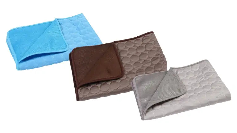 Trois tapis rafraîchissants : bleu, couleur café et gris.