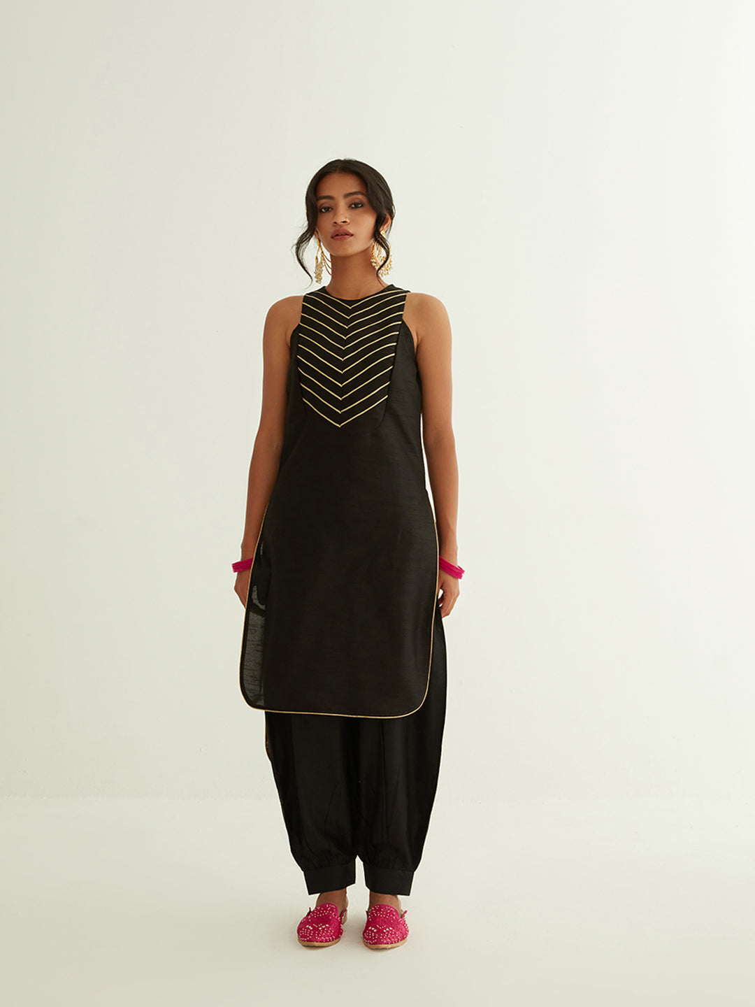 Chandheri short kurti with pleated upper yoke & billowy sleeves, along with  pleated pants