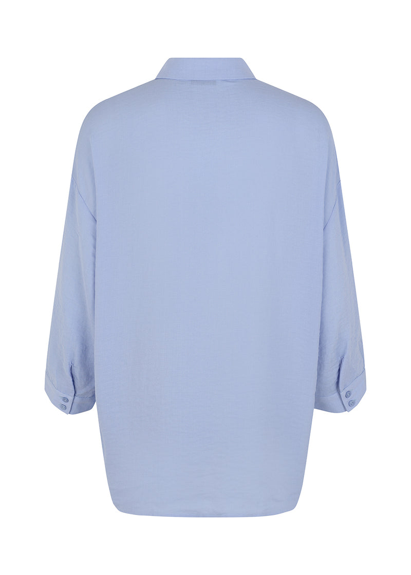 Smuk skjorte i farven: blue heron, i et klassisk design. Alexis shirt har krave og bliver knappet fortil. Skjorten har 3/4 lange ærmer og en enkelt brystlomme, som er med til at give detalje. Modellen er 174 cm og har en størrelse S/36 på.