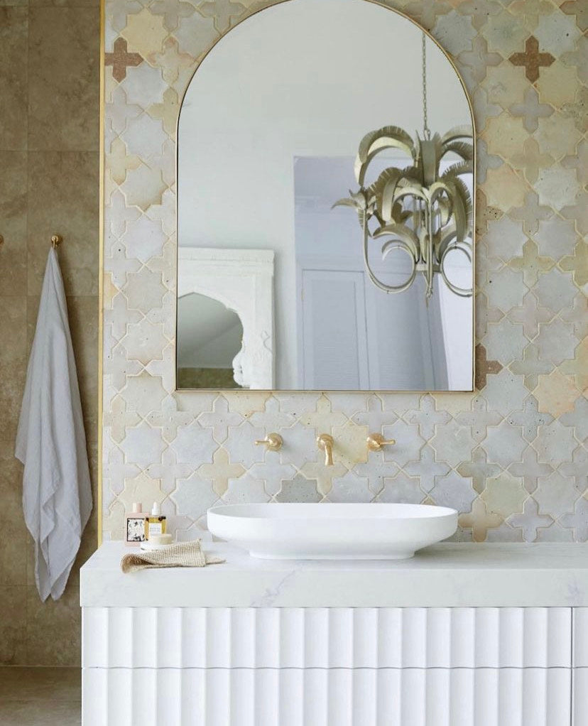 Beautiful bathroom with curved mirror