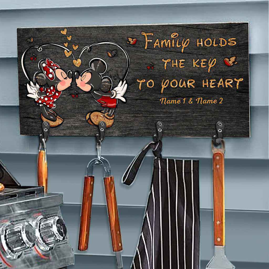 Family Holds The Key To Your Heart - Personalized Mouse Key Rack