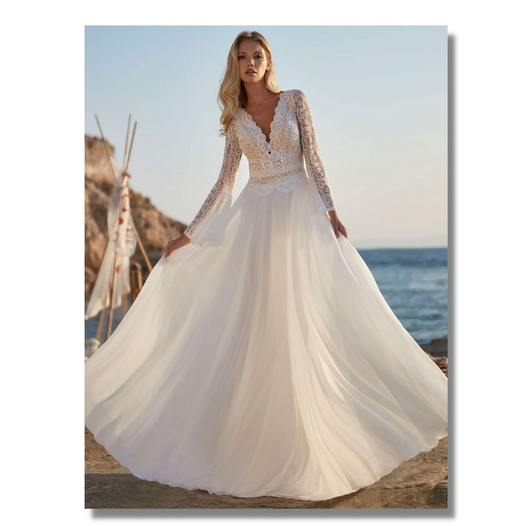 une femme avec une robe de mariage et un corset porte-jarretelle