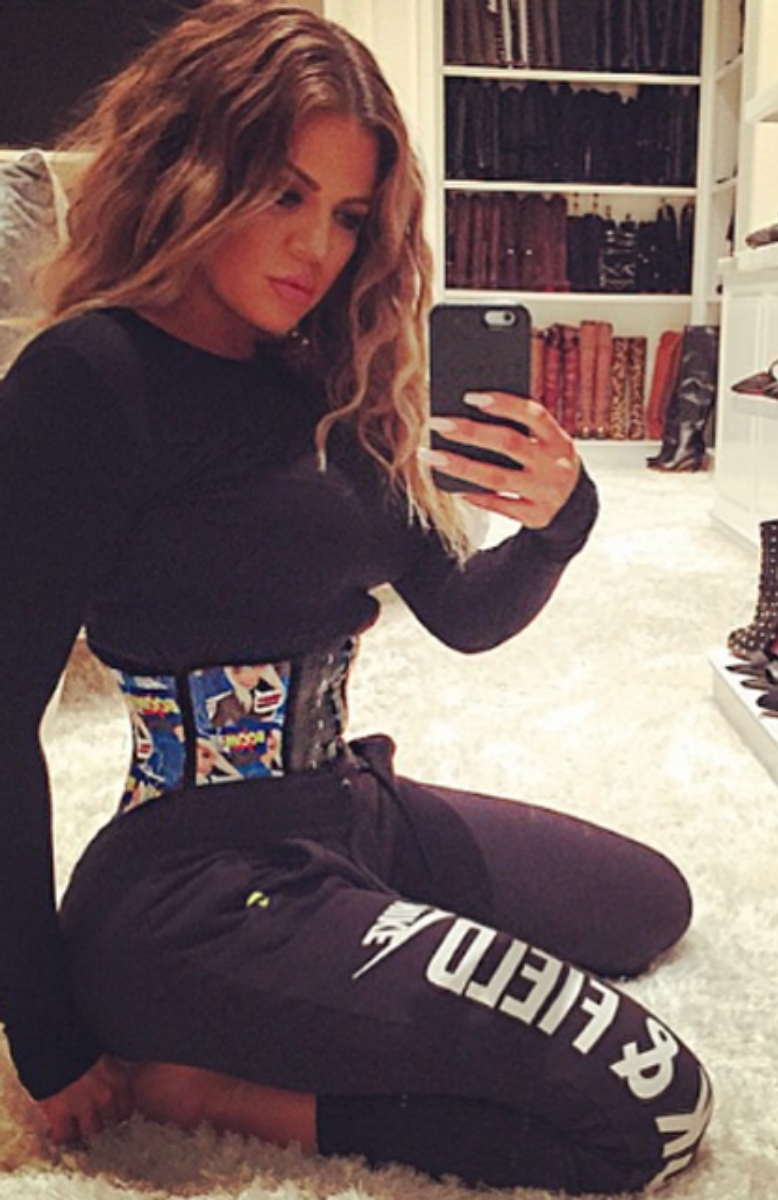 Khloe Kardashian bär en bantningskorsett i sitt omklädningsrum