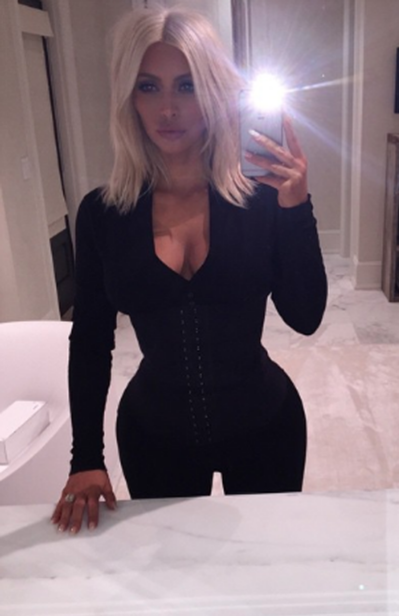 Kim Kardashian och hennes svarta bantningskorsett