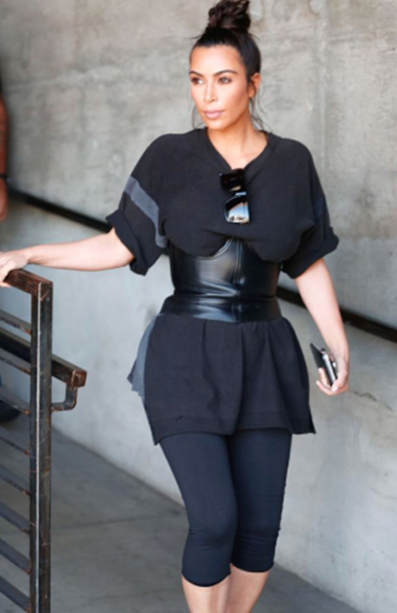 Kimberly Kardashian och hennes korsett med spetsbälte