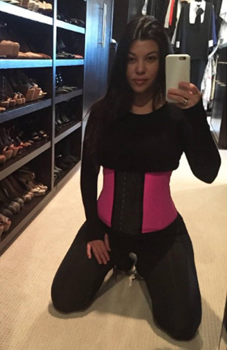 Kourtney Kardashian och hennes rosa bantningskorsett