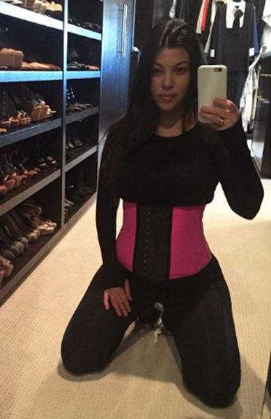 Kourtney Kardashian et son corset minceur rose