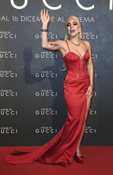 Lady Gaga en robe corset rouge