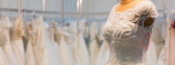 robe de mariée dans magasin de mariage