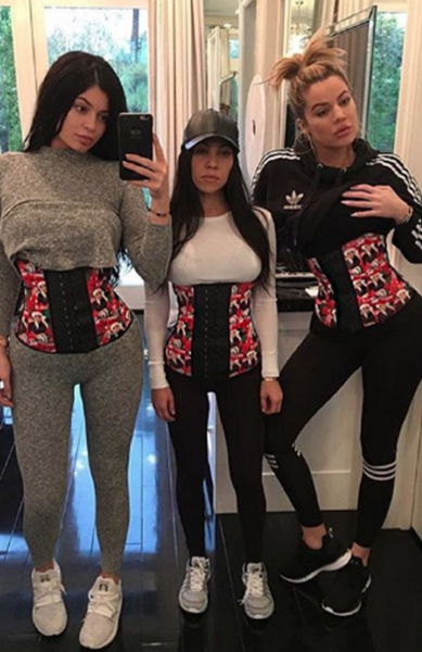 les sœurs Kardashian porte un corset lors de leur vacance