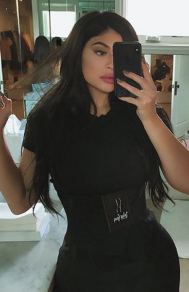 Kylie Jenner taille de guêpe après accouchement grâce à son corset minceur