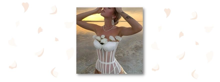 une femme porte un bustier de mariage