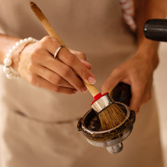 Frauen Hände mit Pinsel und Kaffee Pulver 