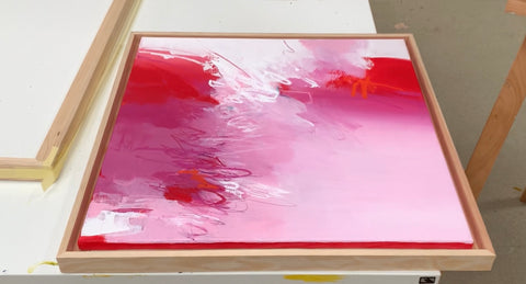 pink kunstwerk mit Rahmen modern liegt auf den Tisch im Atelier