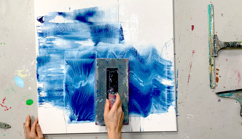Glättkelle als Werkzeug in der abstrakten Malerei mit Blau