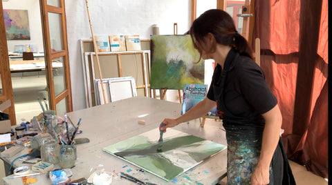 Petra Thölken beim malen in ihrem atelier