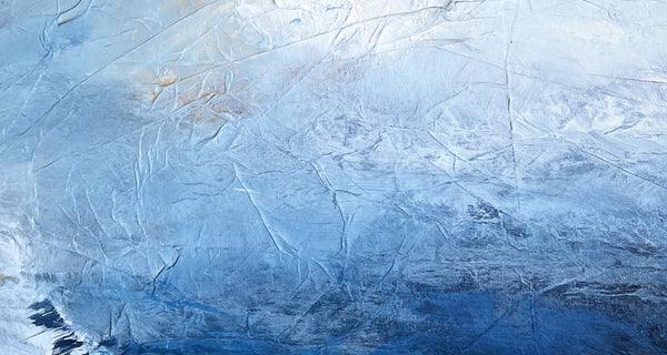 Ausschnitt eines Kunstwerks das eine Struktur zeigt die aus Papier entstanden ist. Es ist in hell blau und dunkel blau bemalt