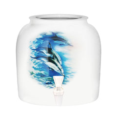 Vasija de cerámica blanca con delfines azules.