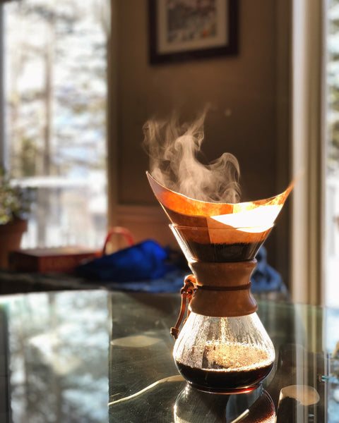 El vapor que sale de un café recién hecho hecho en un Chemex se vierte sobre