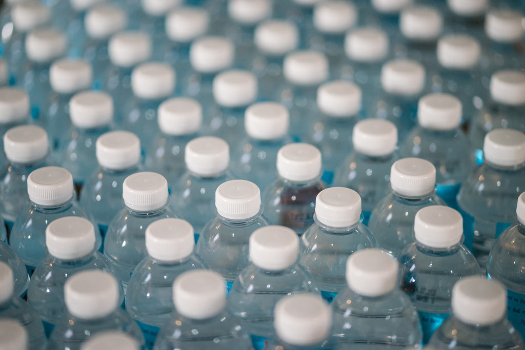 Varias botellas de agua de plástico una al lado de la otra