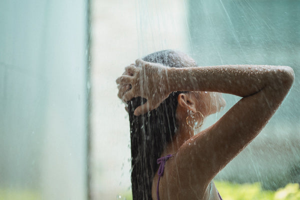 Mujer lavándose el cabello con agua dura.