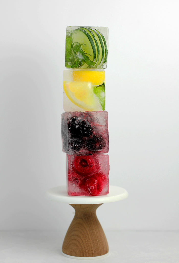 soporte para tartas con grandes cubitos de hielo rellenos de diferentes frutas