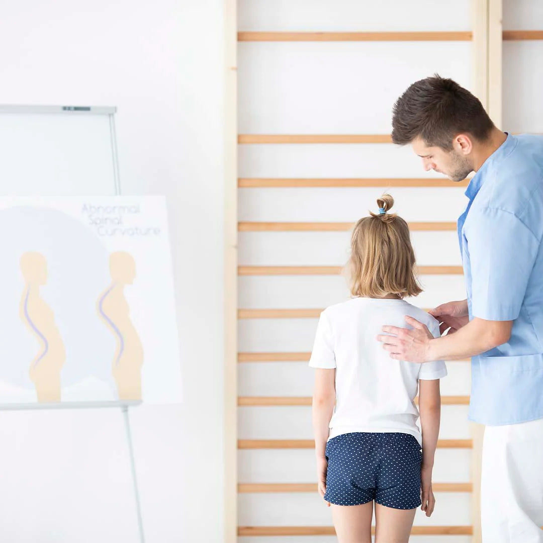 Gyermek orvosi kezelőben egy ábra előtt áll