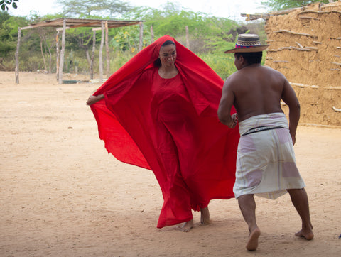 Baile Yonna. Cultura indígena Wayúu. Baile de mujer indígena y hombre indígenas Wayúu en La Guajira, Colombia.