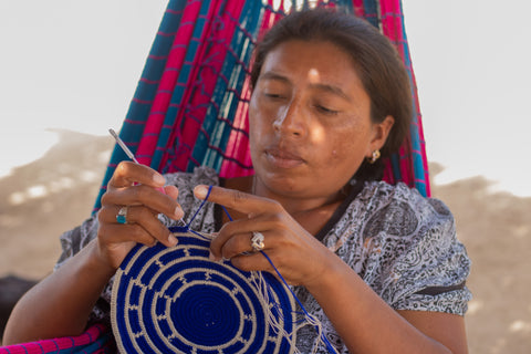 Photo of a Wayuu women weaving an Ekiitaya