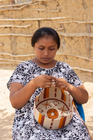 Susu bag made by a Wayúu indigenous woman from La Guajira. Ekiitaya Terra Mochila GrandeBag