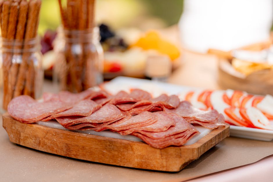 Een heerlijke charcuterieplank met plakjes salami en verse kaas, ideaal voor een avondje met vrienden.