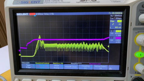 Un exemple du courant d'appel est visible sur l'oscilloscope ci-dessous. Le violet est la tension de grille et le graphique jaune est le courant. C'est l'un des premiers tests qui a montré que le principe fonctionnait.