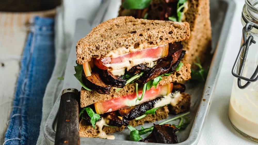 Portobello Club Sandwich mit Cashew-Mayo - Planet Plant-Based