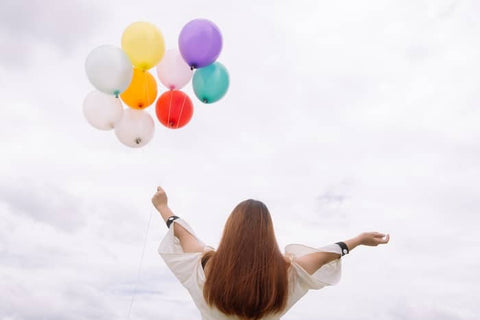 balloons-girls-holding