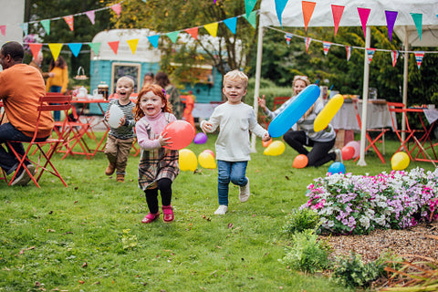 kids-running-birthday-balloon-party