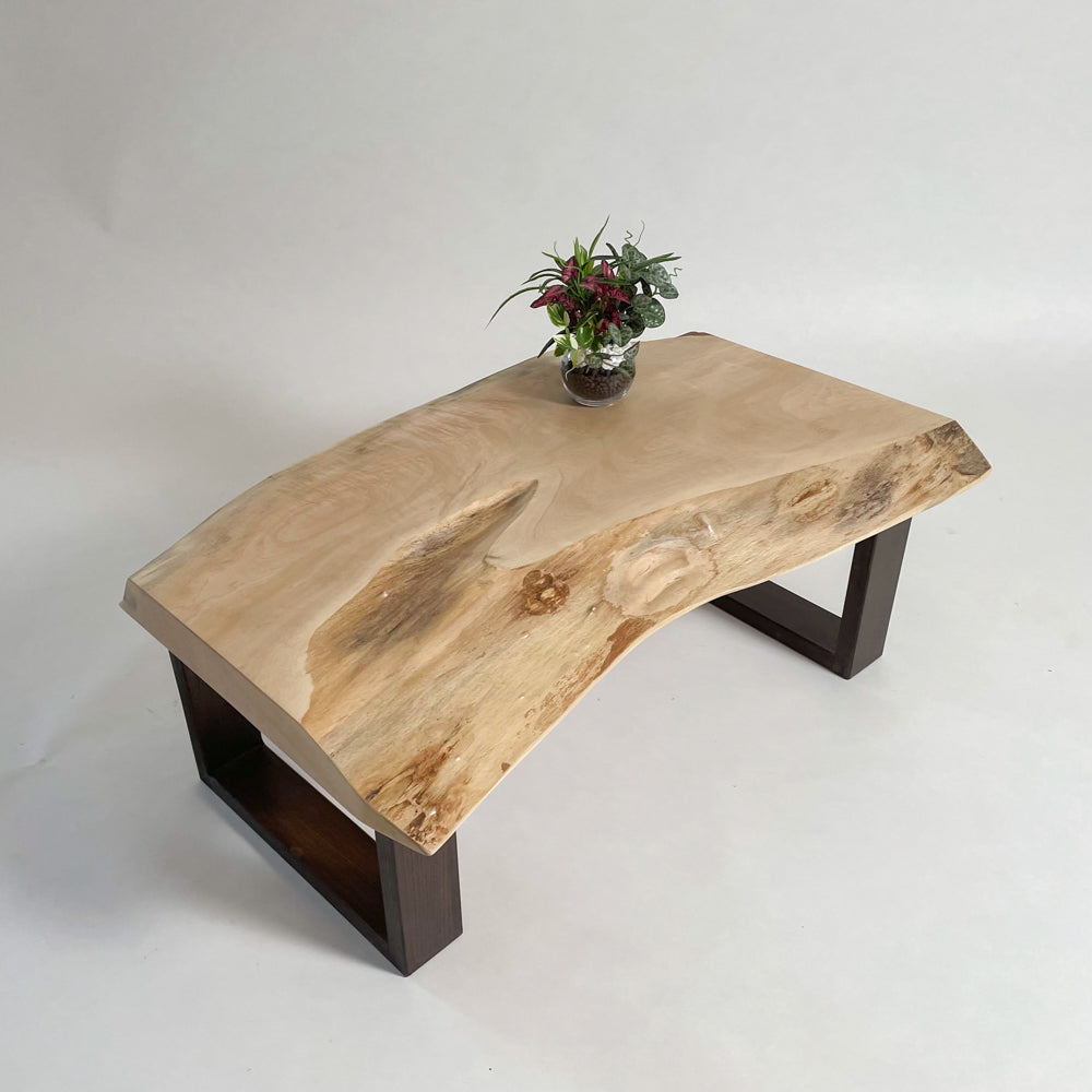樹齢200年のけやき板の美しくてワイルドなローテーブル 94cm×84cm 。宜しくお願いいたします