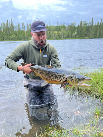 Jens skriker ut sin lycka över drömfisken