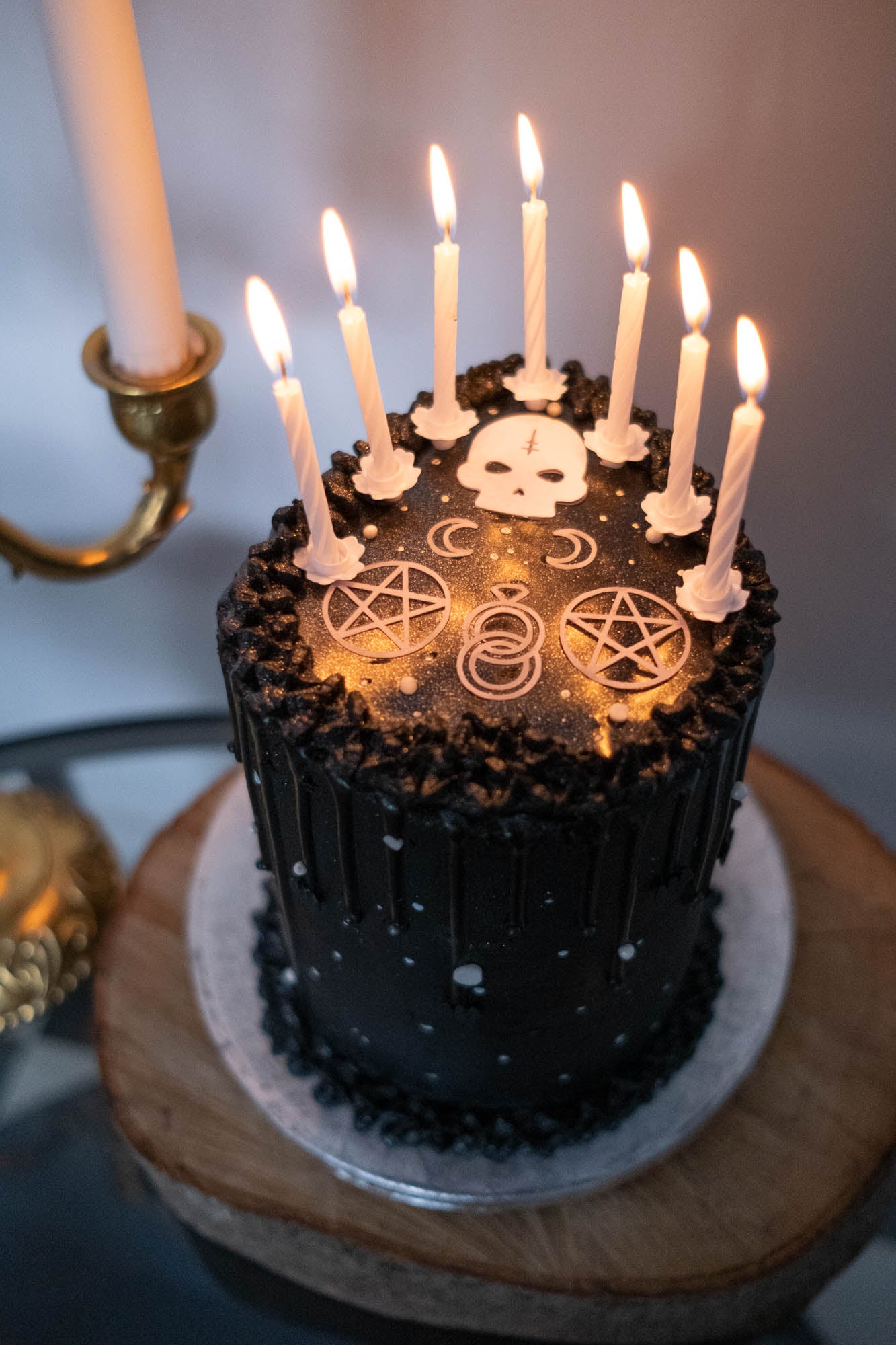 gothic-cake-black-planchette