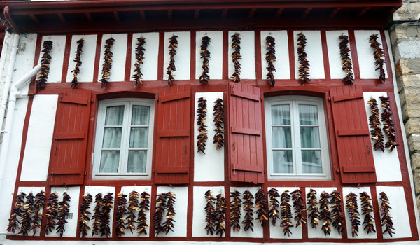 Image d'une maison basque, avec des guirlandes de piment d'Espelette