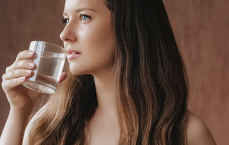 Femme boit de l'eau wellness régime fitness